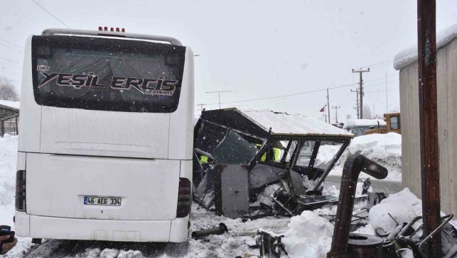 Yolcu otobüsü polis noktasına çarptı: 4 polis yaralandı