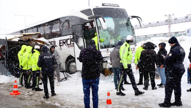 Bitlis'te yolcu otobüsünün kontrol noktasındaki kulübeye çarptığı kazada 4 polis yaralandı