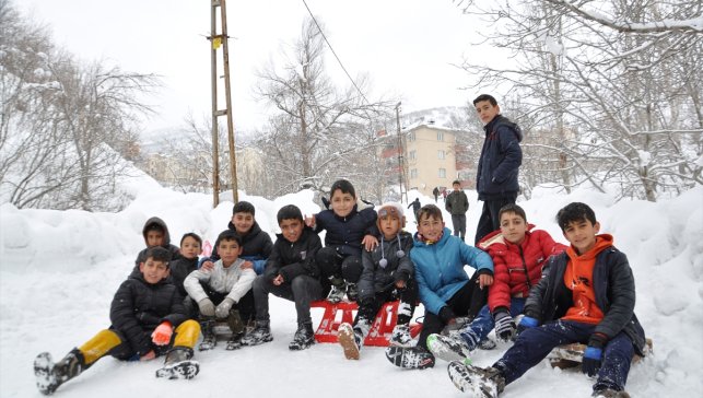 Bitlis'te çocuklar kızak ve naylonlarla kayarak eğlendi