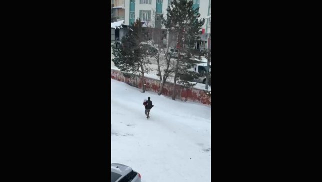 Kars'ta vefa dolu görüntü: Hasta annesini kucağında taşıdı
