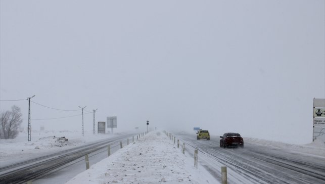 Kağızman-Ağrı kara yolu kar ve tipi nedeniyle yeniden ulaşıma kapatıldı