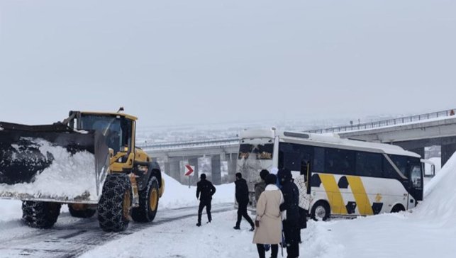 Bingöl'de kayan midibüs kara saplandı