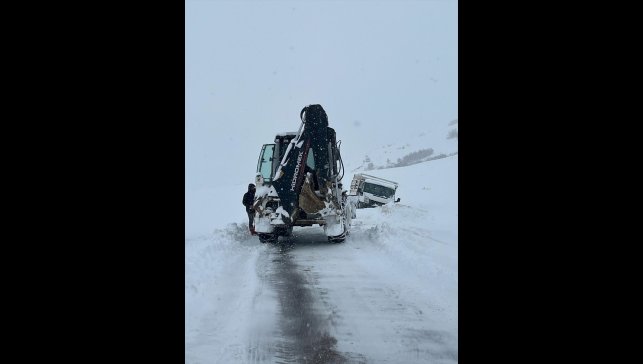 Elazığ'da kar nedeniyle yolda mahsur kalan araçlar kurtarıldı