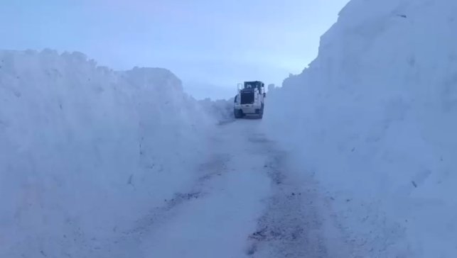 Yüksekova'da karla mücadele: İş makineleri boyunu aşan kar tünelleri oluştu