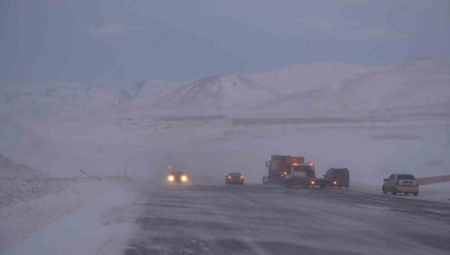 Erzurum-Artvin karayolunda tipi etkili oldu, 6 araç kaza yaptı