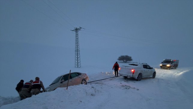 Ağrı'da karda mahsur kalan vatandaşların imdadına ekipler yetişti