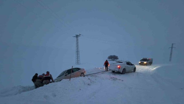 Kar, buz ve fırtına arasında kalanlar: Ağrı’da sahadan gelen çarpıcı anlar