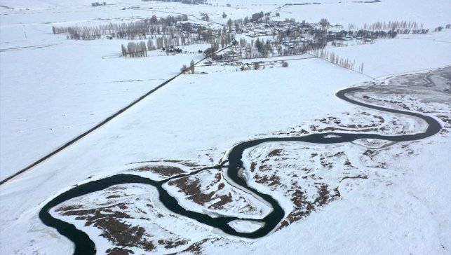 Kars'ta beyaza bürünen köy ve menderesler dronla görüntülendi