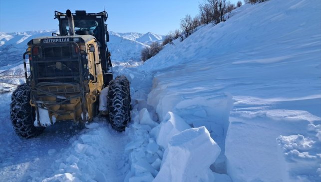 Doğanşehir'de karla mücadele çalışmaları devam ediyor