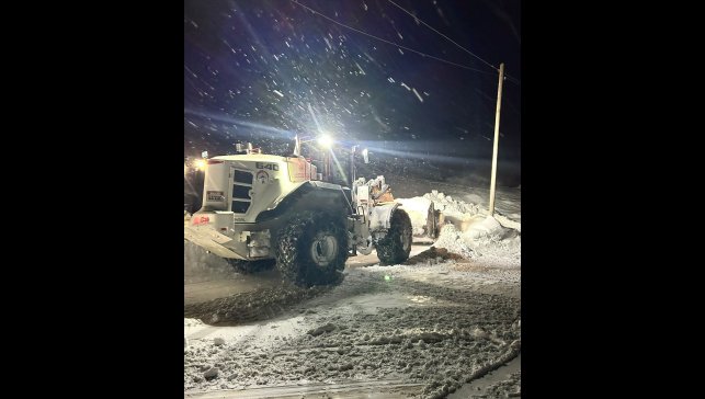 Hakkari'de kar ve tipide mahsur kalanlar ekiplerce kurtarıldı