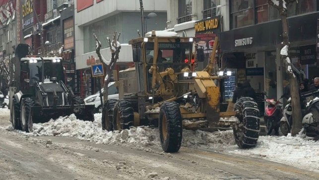 Elazığ'da karla mücadele ekipleri sahada