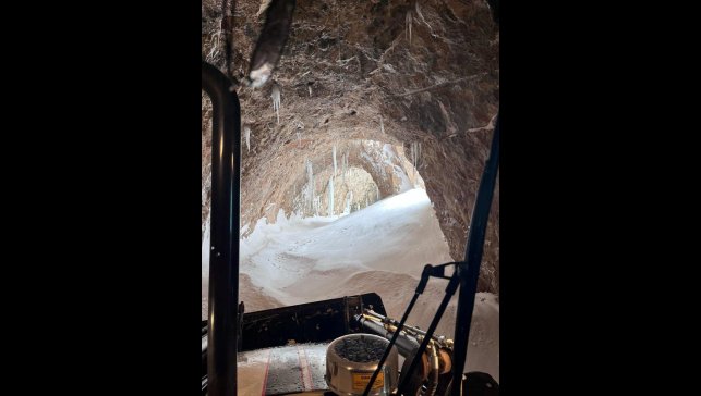 Erzincan'ın Kemaliye ilçesindeki Taş Yolu'na çığ düştü