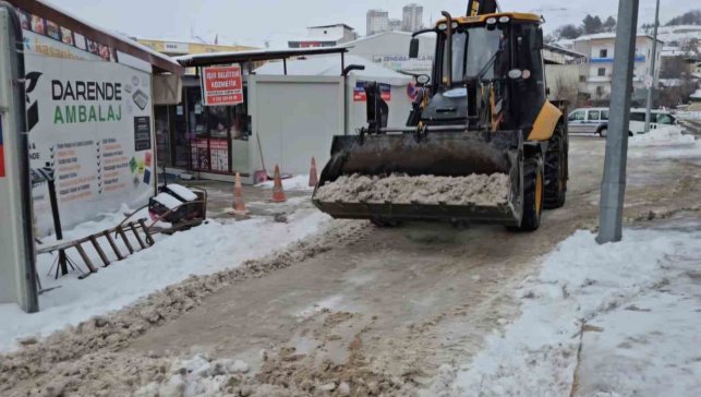 Darende Belediyesi karla mücadelede 7/24 sahada