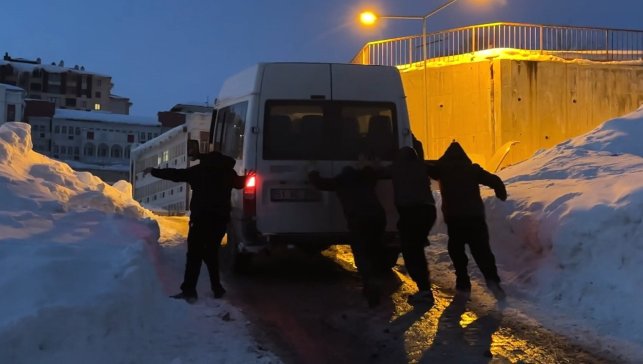 Yüksekova'da buzlu yolda mahsur kalan minibüsü vatandaşlar kurtardı