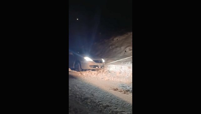 Elazığ'da yolda mahsur kalan araç kurtarıldı