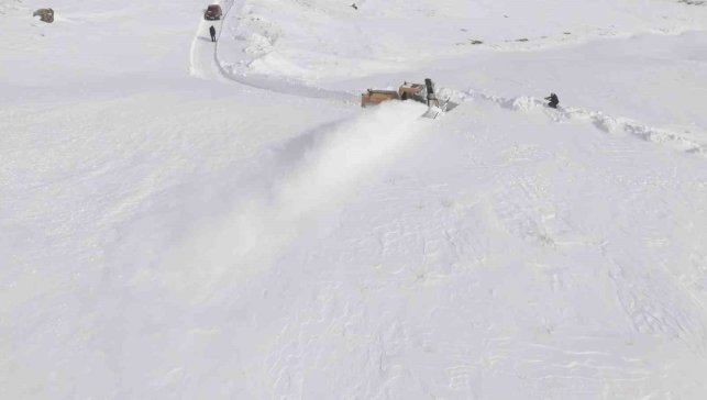 Aydınlar'da kar hayatı felç etti: Valilikten kar savurma makinesi desteği