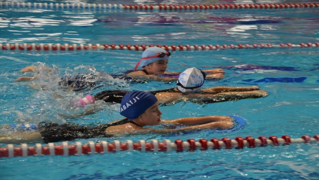 Soğuk Havalara Rağmen Muş’ta Çocuklar Sıcacık Bir Havuzda Yüzme Öğreniyor