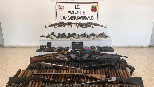 Başkale'de silah ve mühimmat ele geçirildi