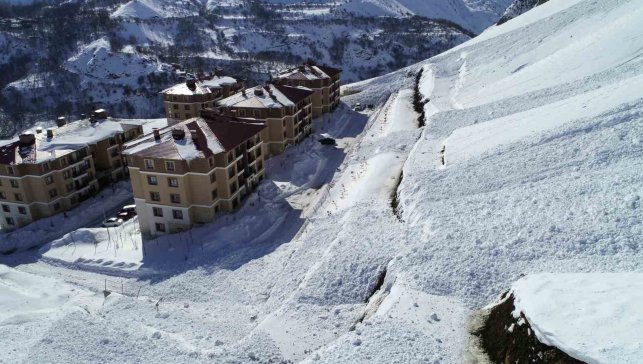 Çatak'ta iki ayrı çığ düştü