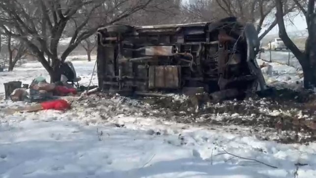Malatya'da kontrolden çıkan minibüs kayısı bahçesine uçtu