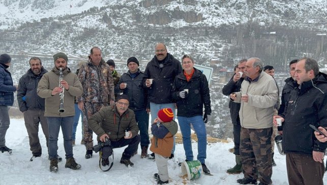 Erzincan'da yabani hayvanlar için karla kaplı arazilere yem bırakıldı