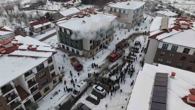 Elazığ'da apartman dairesinde yangın: 11 kişi dumandan etkilendi
