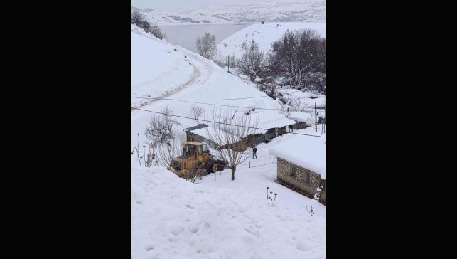Tunceli'de karla mücadele çalışmalarını aralıksız sürdürüyor