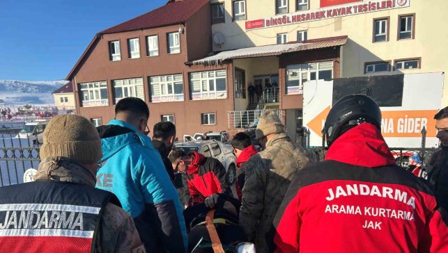 Kayak merkezinde düşerek yaralanan şahsın yardımına JAK ve UMKE yetişti