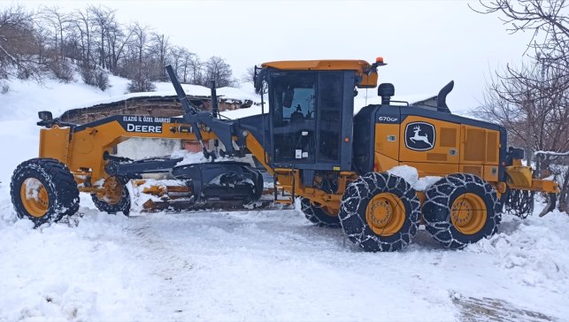 Elazığ'da kardan kapanan 65 köy yolu ulaşıma açıldı