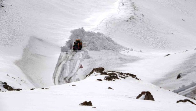 Van'da yoğun kar yağışı ve eğimli alanlar çığ riskini artırıyor