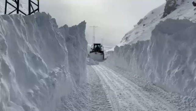 Eleşkirt'te çığ düşen Hayrangöl Köyü yolu ulaşıma açıldı