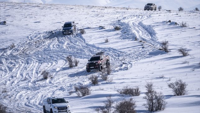 Erzurum'da karlı dağları aşan maceraseverler, doğaya yem bırakıp kar raftingi yaptı