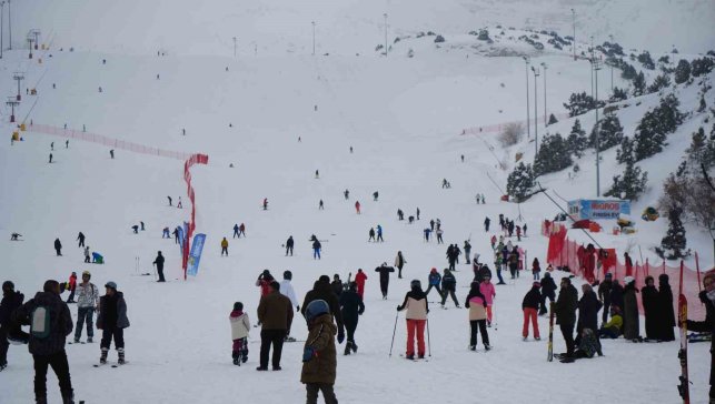 Rap müziğin yıldızı Çakal Ergan Kayak Merkezi'nde