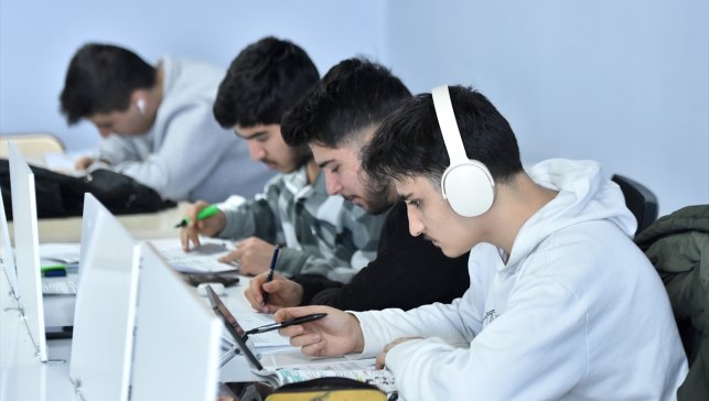 Etüt Van Projesiyle 4 yılda 120 bin kişi ücretsiz eğitimle sınavlara hazırlandı
