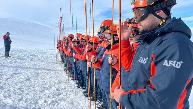 Van'da AFAD ekiplerine yönelik çığda arama kurtarma eğitimlerinin birinci etabı tamamlandı