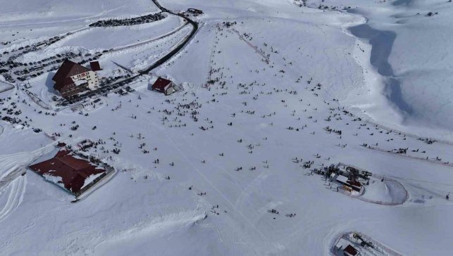 Hesarek Kayak Merkezi'nde yoğunluk: Ziyaretçiler karın keyfini çıkardı