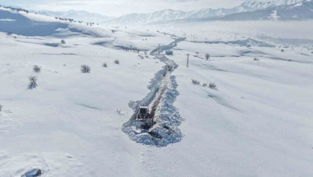 Karla kaplı mezrada mahsur kalan köylünün imdadına ekipler yetişti