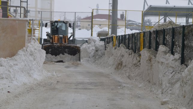 Muş'ta karla kaplı stat ekiplerin çalışmasıyla maça hazır hale getirildi