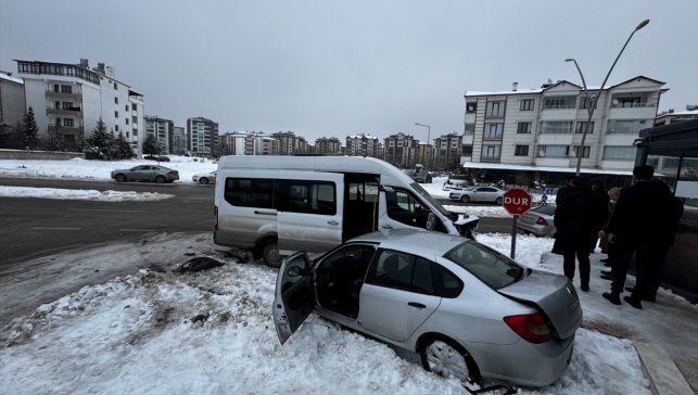 Elazığ'da minibüs ile otomobilin çarpıştığı kazada 4 kişi yaralandı