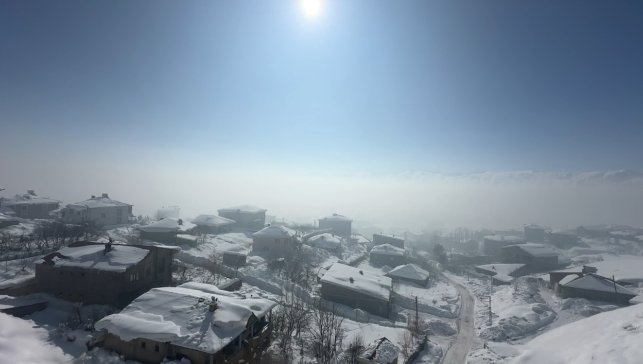 Yüksekova'da buz sarkıtları 3 metreyi aştı