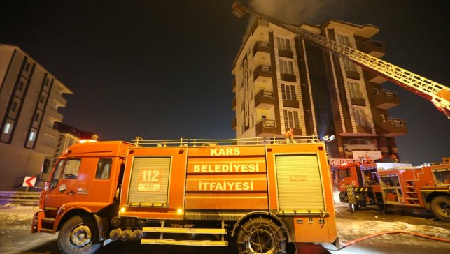 Kars'ta 6 katlı bir binanın çatı katında çıkan yangın söndürüldü 