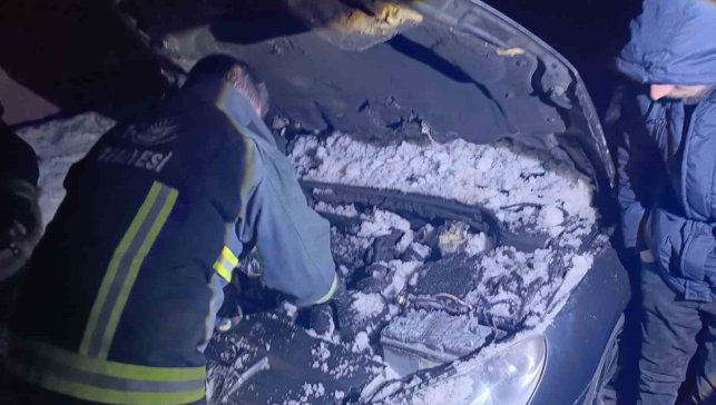 Seyir halindeyken yanan aracın motoruna karla müdahale