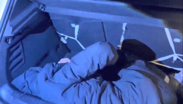 Kars'ta araçların bagajında 2 düzensiz göçmen yakalandı, 3 organizatör gözaltına alındı