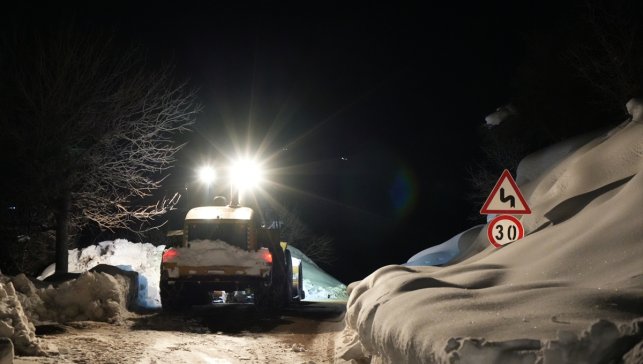 Derecik Gümrük Kapısı'nda karla mücadele çalışması yürütüldü