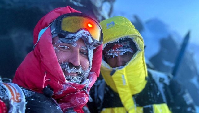 Zirveye metreler kala fırtına kazandı: Vanlı dağcıların Ağrı Dağı sınavı