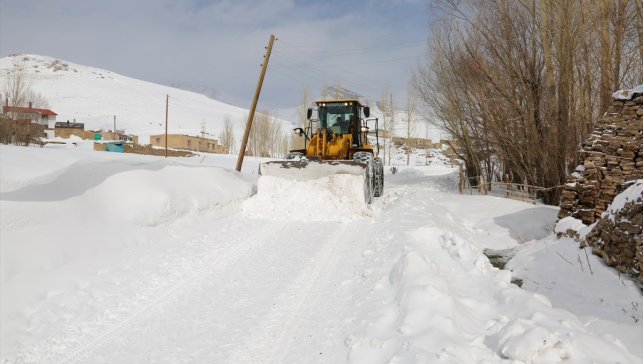 Van'da karla mücadele çalışması devam ediyor