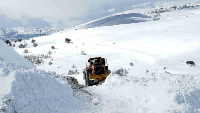 Çemişgezek'te karla mücadele: Köylünün sevinci kameraya yansıdı