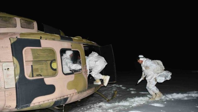 Mehmetçiğin karlı arazide gece eğitimi