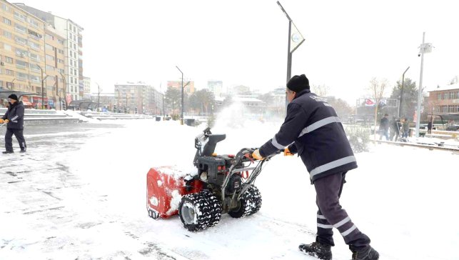 Elazığ'da karla mücadele çalışmaları sürüyor