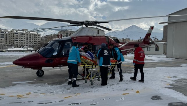 Erzurum'da 94 yaşındaki evde bakım hastası ambulans helikopterle hastaneye yetiştirildi